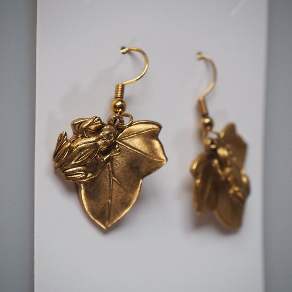 Vintage 1990s Frog and Leaf Goldtone Drop Earrings - Picture 2 of 2